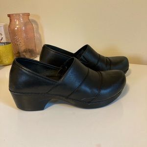 Black Dansko clogs. Used, in good condition.